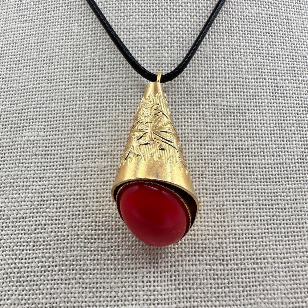 Vintage Y2K Etched Floral Red Cabochon Gold Tone Necklace Women's Jewelry